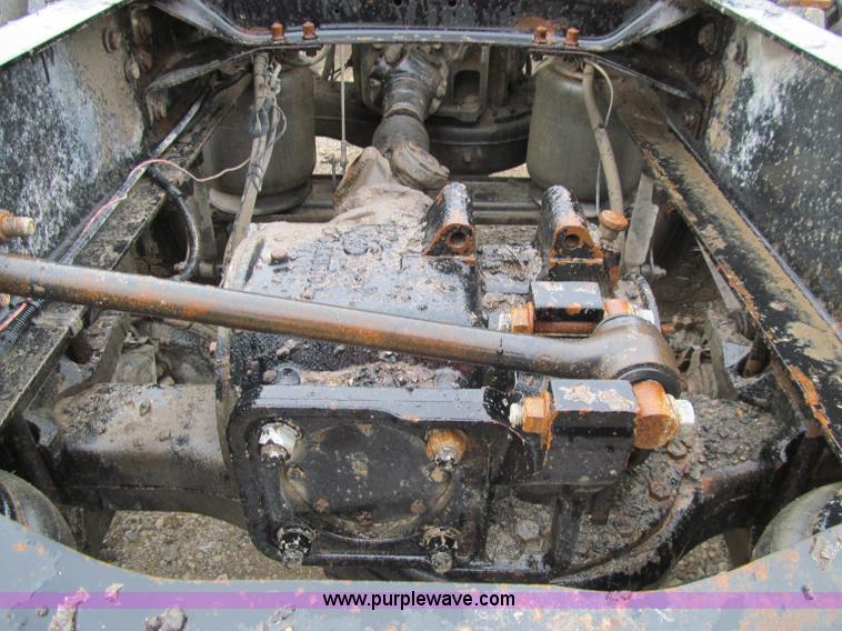 image for item D7002 2001 Mack CH613 semi truck