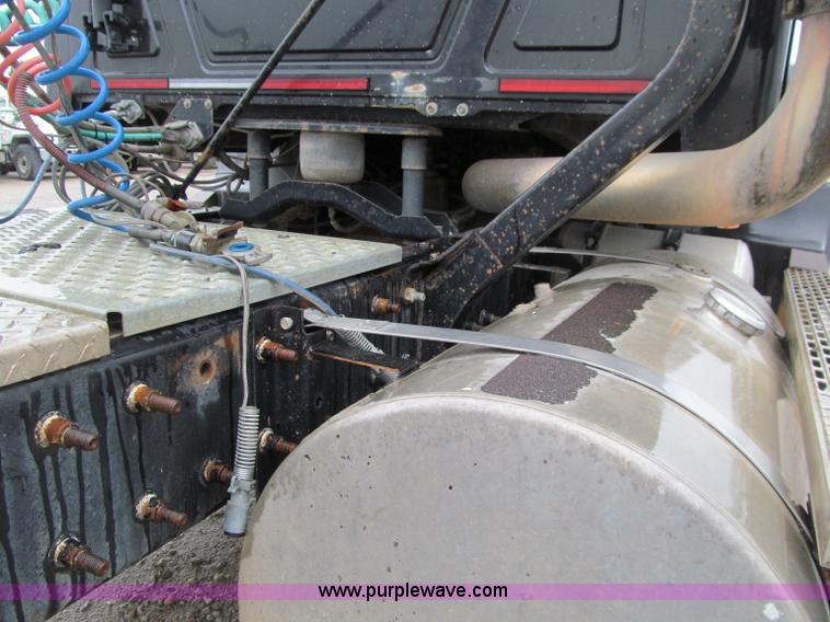 image for item D7002 2001 Mack CH613 semi truck