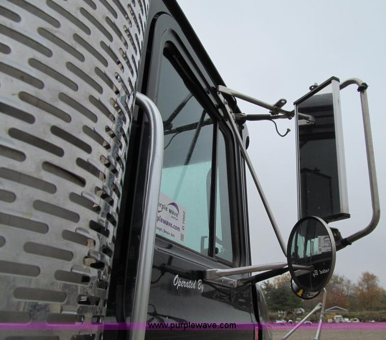 image for item D7002 2001 Mack CH613 semi truck