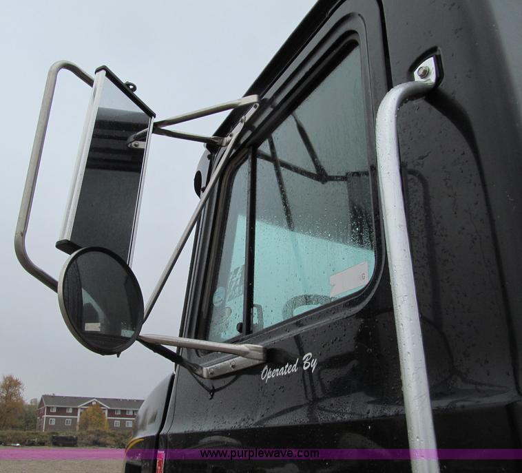 image for item D7002 2001 Mack CH613 semi truck