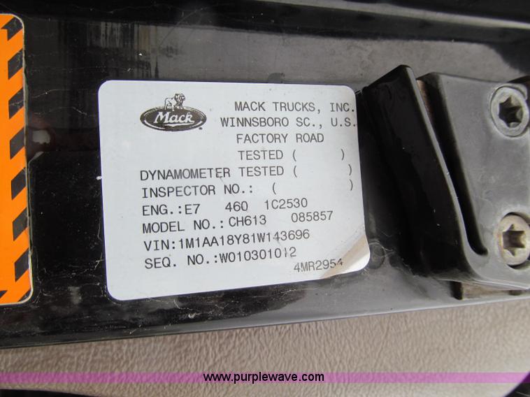 image for item D7002 2001 Mack CH613 semi truck