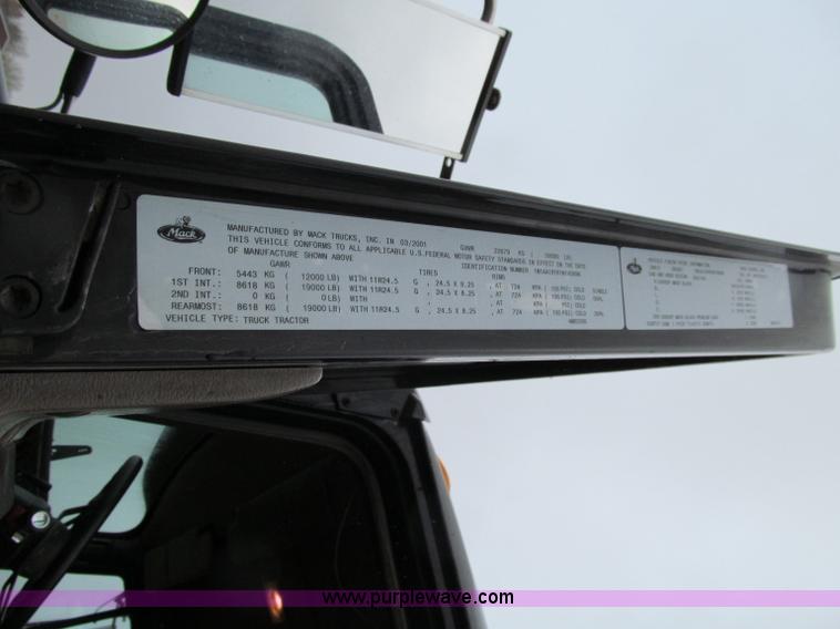 image for item D7002 2001 Mack CH613 semi truck