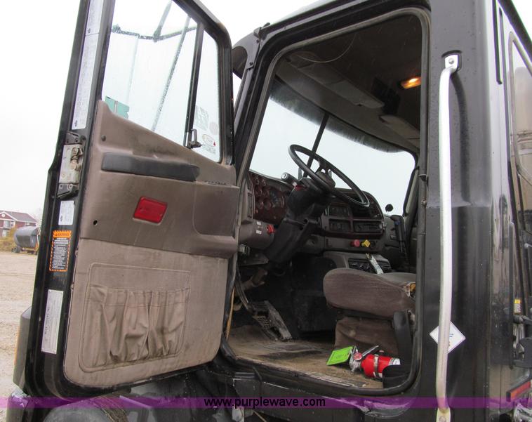 image for item D7002 2001 Mack CH613 semi truck