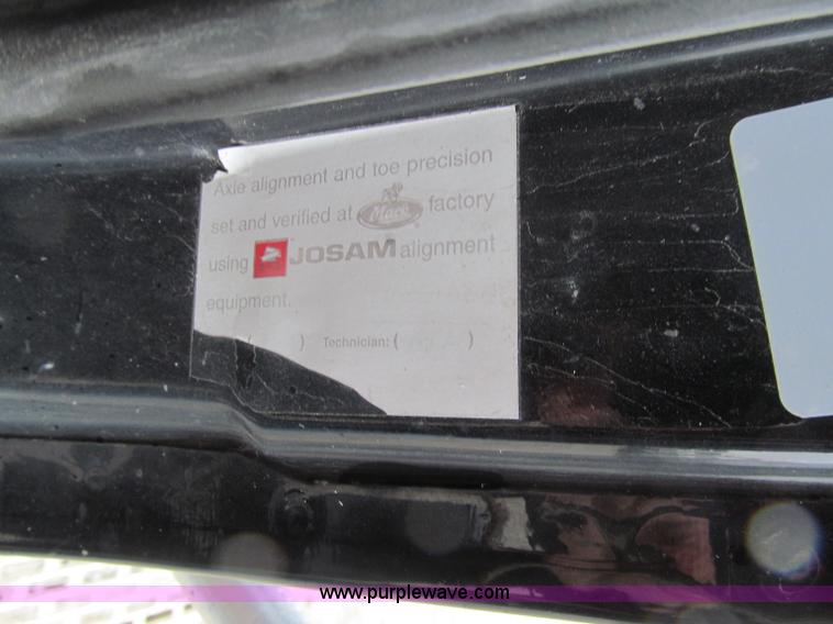 image for item D7002 2001 Mack CH613 semi truck