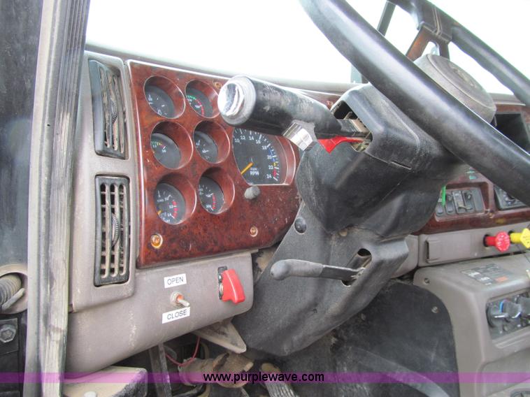 image for item D7002 2001 Mack CH613 semi truck