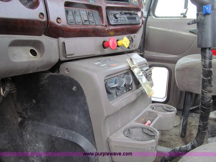 image for item D7002 2001 Mack CH613 semi truck