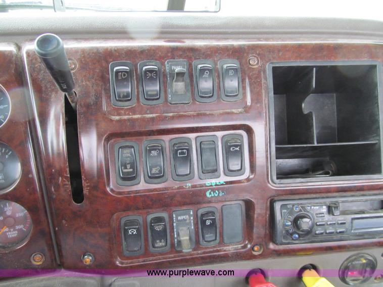 image for item D7002 2001 Mack CH613 semi truck