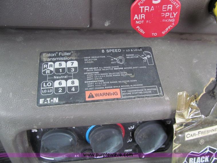 image for item D7002 2001 Mack CH613 semi truck