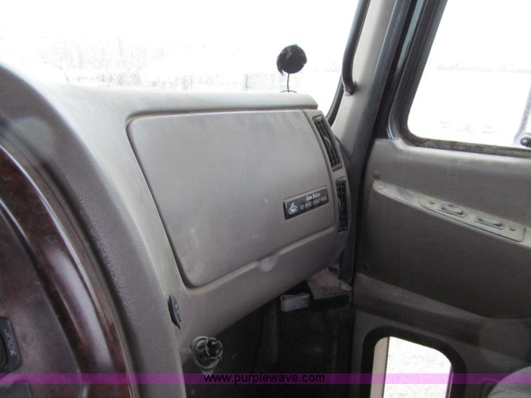 image for item D7002 2001 Mack CH613 semi truck