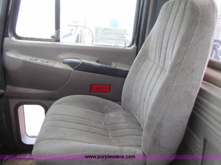 image for item D7002 2001 Mack CH613 semi truck