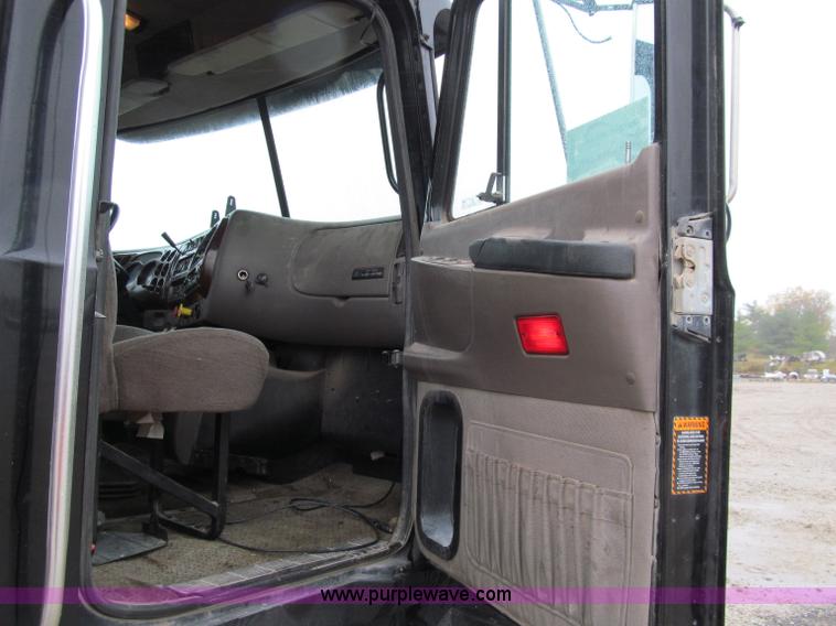 image for item D7002 2001 Mack CH613 semi truck