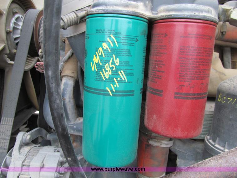 image for item D7002 2001 Mack CH613 semi truck