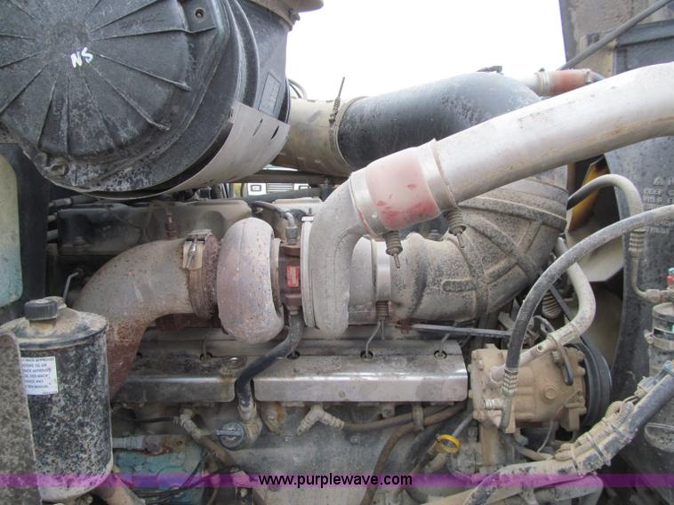 image for item D7002 2001 Mack CH613 semi truck