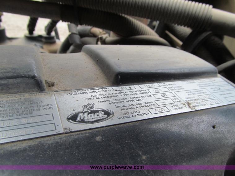 image for item D7002 2001 Mack CH613 semi truck