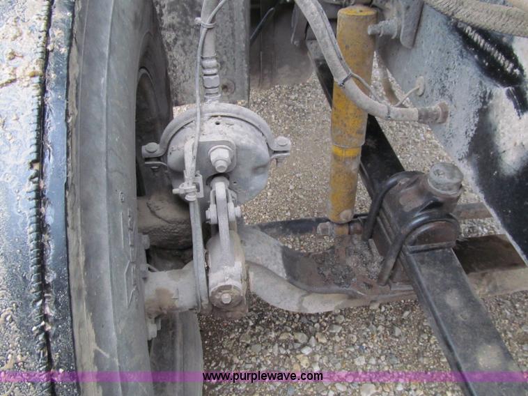 image for item D7002 2001 Mack CH613 semi truck