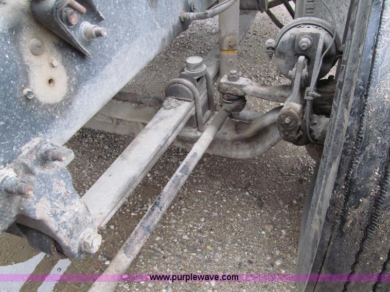 image for item D7002 2001 Mack CH613 semi truck