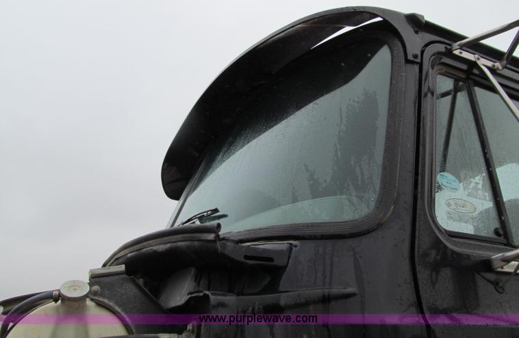 image for item D7002 2001 Mack CH613 semi truck