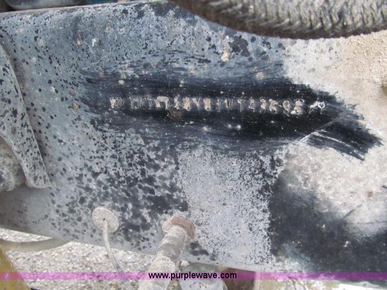 image for item D7002 2001 Mack CH613 semi truck