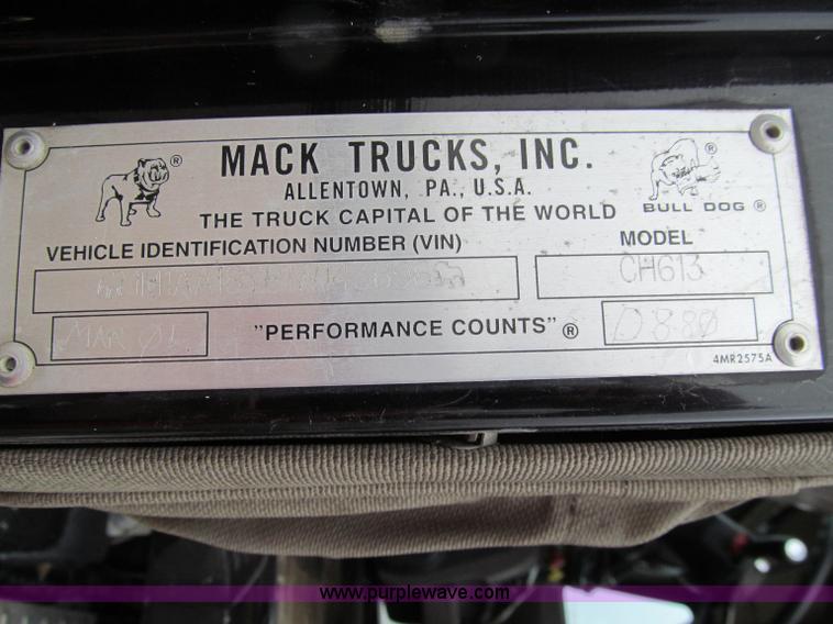 image for item D7002 2001 Mack CH613 semi truck