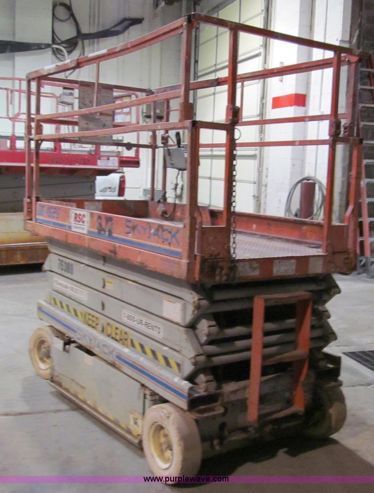 image for item E5607 Skyjack 4626 SJIII scissor lift