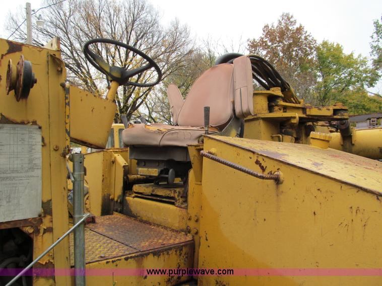 image for item E5612 1969 International E200 Pay Scraper paddle scraper