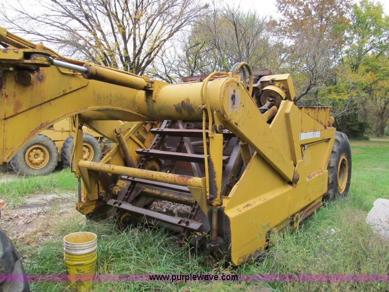 image for item E5612 1969 International E200 Pay Scraper paddle scraper