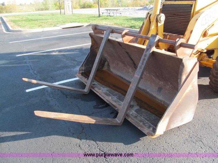 image for item E5643 2003 John Deere 410G backhoe