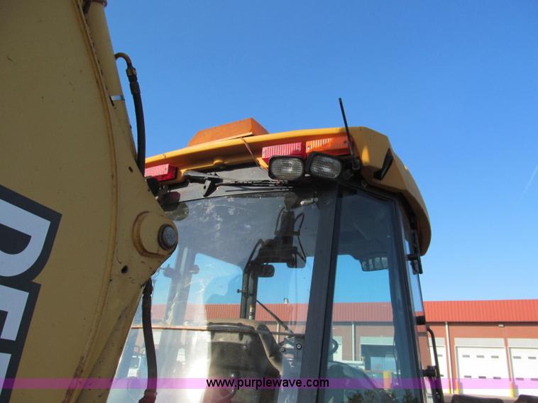 image for item E5643 2003 John Deere 410G backhoe