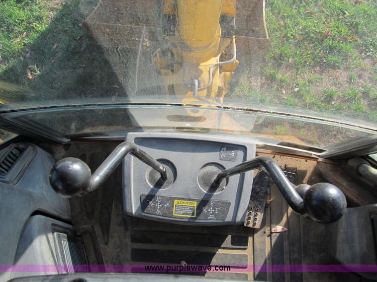 image for item E5643 2003 John Deere 410G backhoe