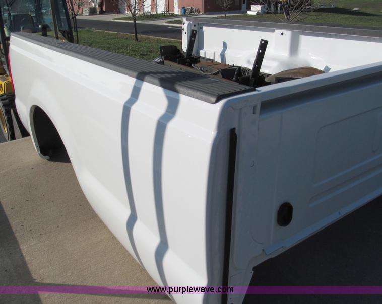 image for item E5645 2006 Ford Super Duty pickup truck bed