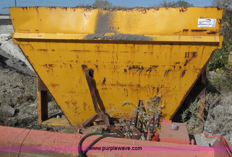 10 ton asphalt hopper in Kansas City, MO Item E5647 sold Purple Wave