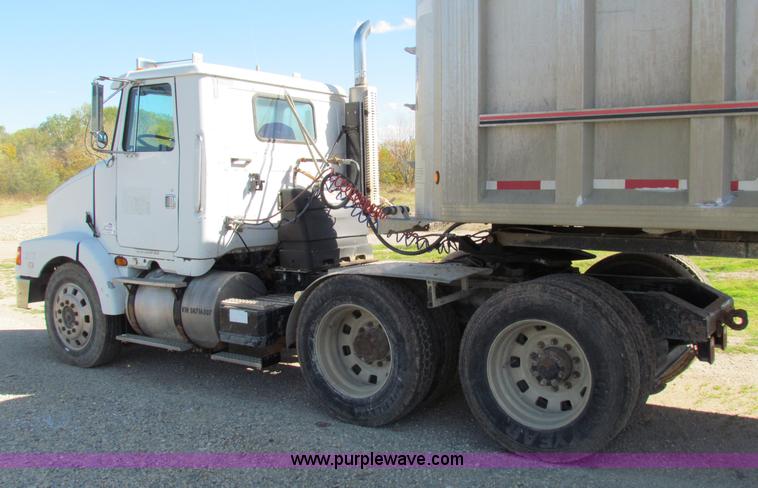 image for item E8142 1995 Volvo White GMC WCA semi truck