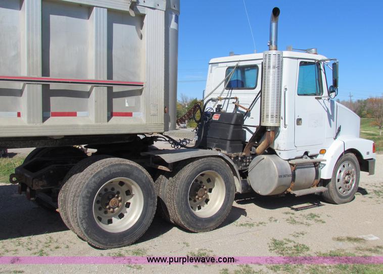 image for item E8142 1995 Volvo White GMC WCA semi truck