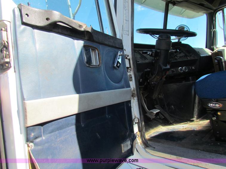 image for item E8142 1995 Volvo White GMC WCA semi truck