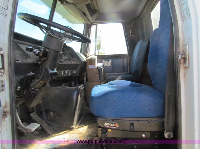 image for item E8142 1995 Volvo White GMC WCA semi truck