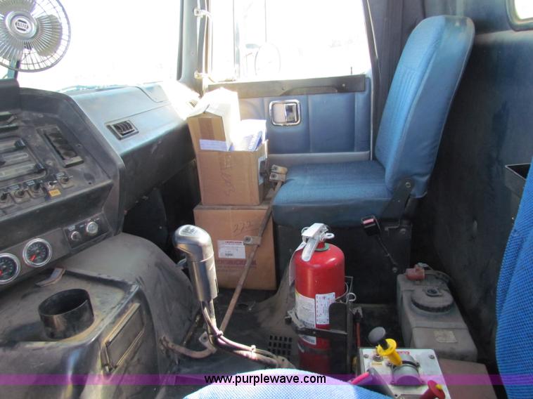 image for item E8142 1995 Volvo White GMC WCA semi truck