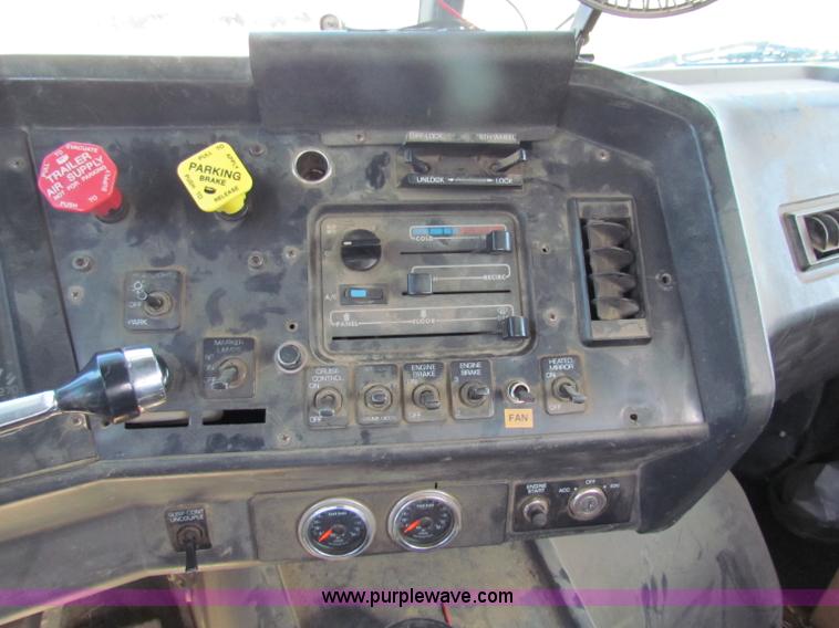 image for item E8142 1995 Volvo White GMC WCA semi truck