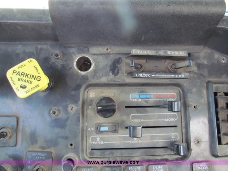 image for item E8142 1995 Volvo White GMC WCA semi truck