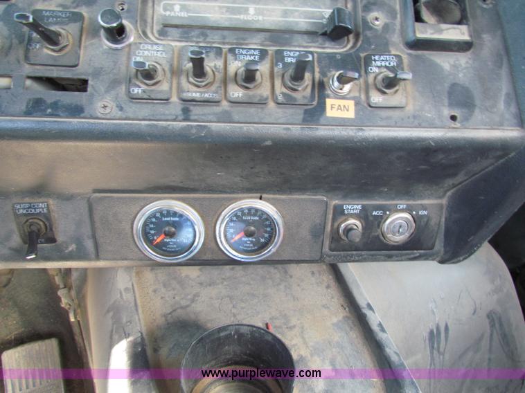 image for item E8142 1995 Volvo White GMC WCA semi truck