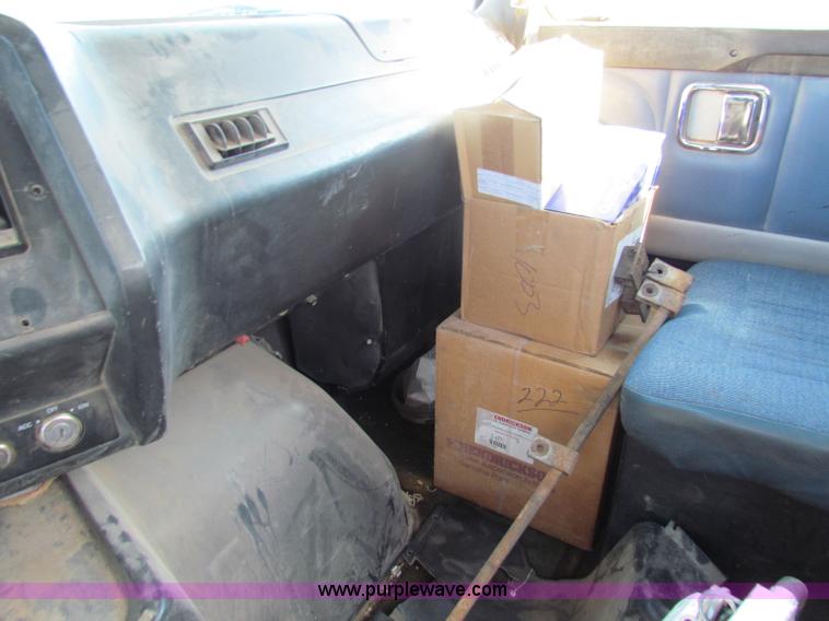 image for item E8142 1995 Volvo White GMC WCA semi truck