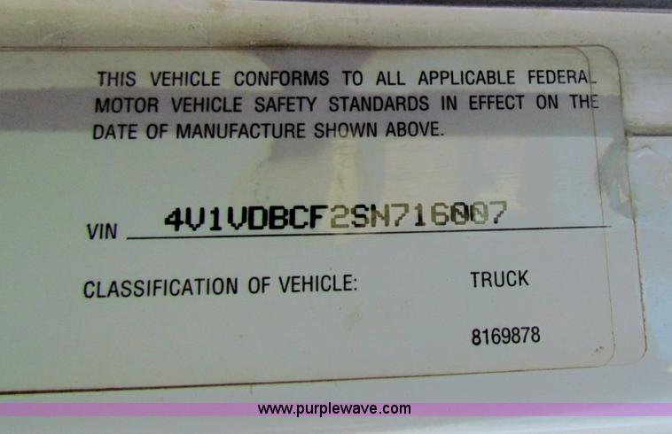 image for item E8142 1995 Volvo White GMC WCA semi truck
