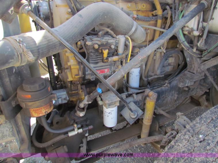 image for item E8142 1995 Volvo White GMC WCA semi truck