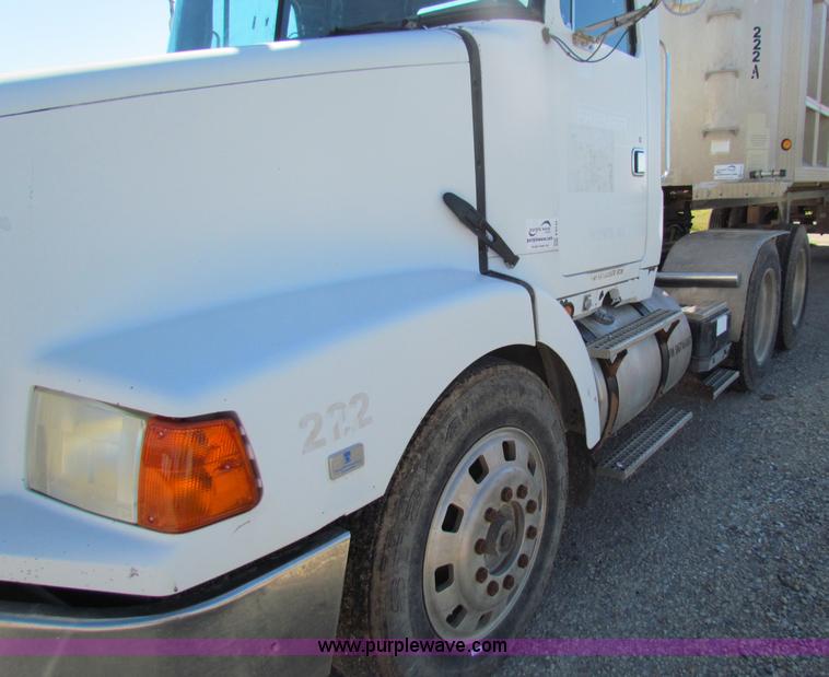 image for item E8142 1995 Volvo White GMC WCA semi truck