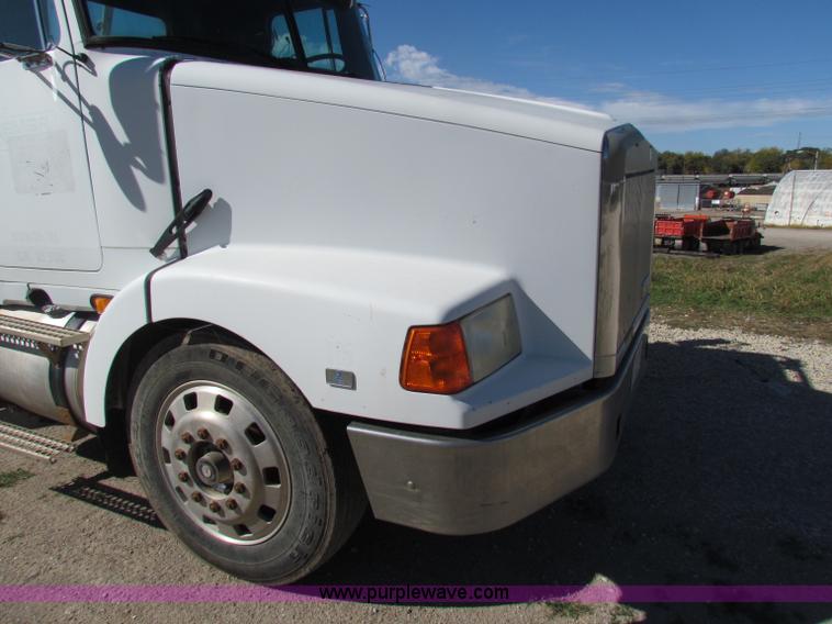 image for item E8142 1995 Volvo White GMC WCA semi truck