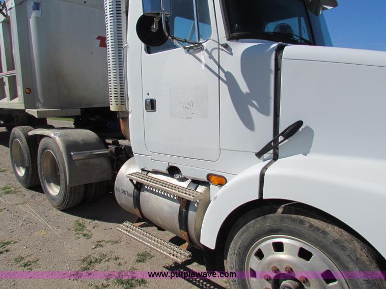 image for item E8142 1995 Volvo White GMC WCA semi truck