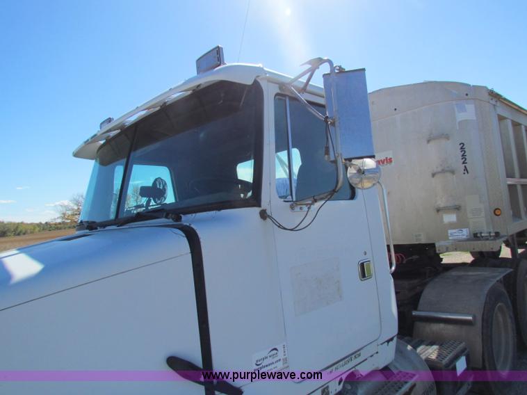 image for item E8142 1995 Volvo White GMC WCA semi truck