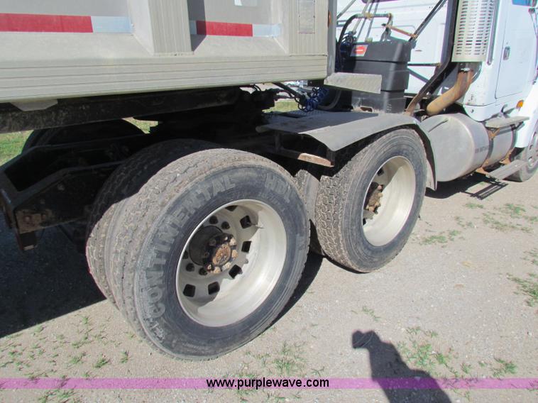 image for item E8142 1995 Volvo White GMC WCA semi truck