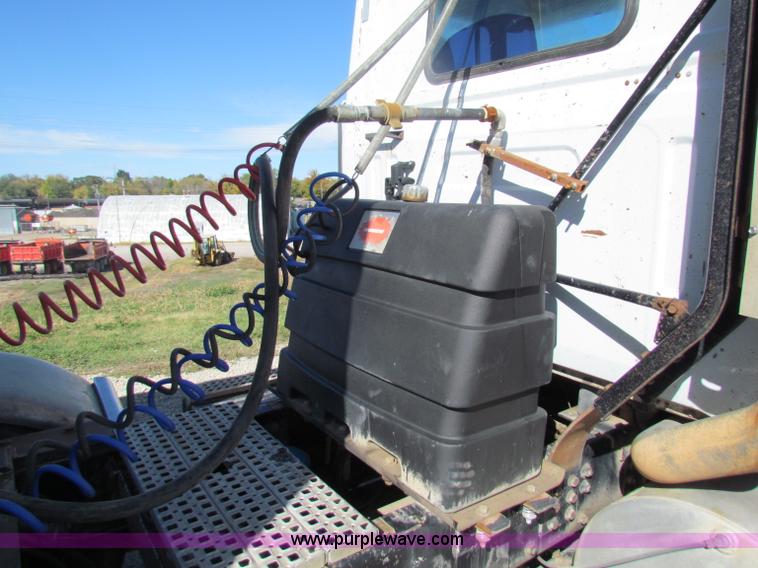 image for item E8142 1995 Volvo White GMC WCA semi truck