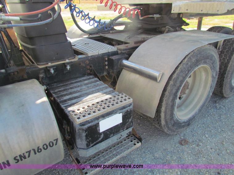 image for item E8142 1995 Volvo White GMC WCA semi truck