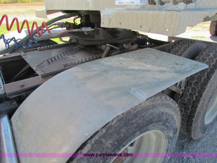 image for item E8142 1995 Volvo White GMC WCA semi truck